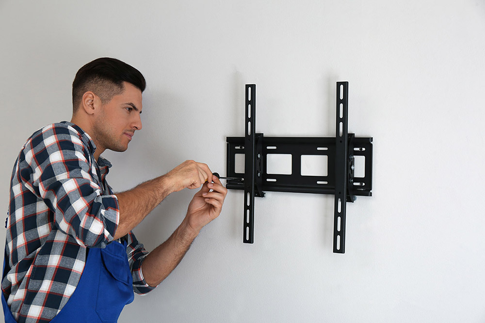 Teknisi profesional memasang bracket TV